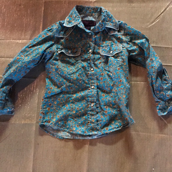 Two youth M shirts buy both for 15$ separately 10$ - Picture 3 of 3